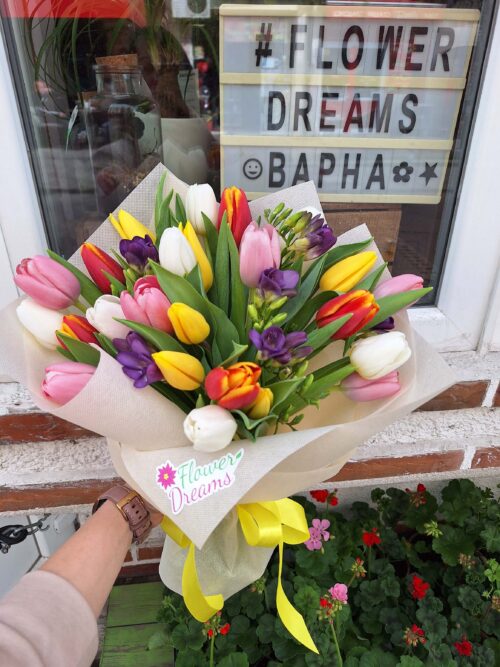 Букет с лалета и фрезии