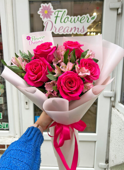 Цикламени рози и алстромерия