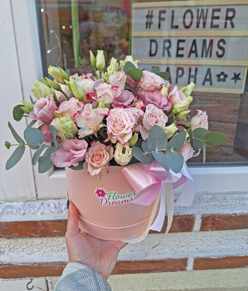 Розова кутия с розови цветя