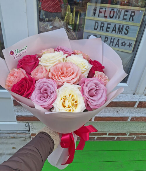 Букет от 15 разноцветни рози