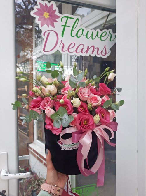 Черна кутия с розови цветя