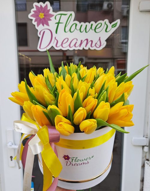 Кутия с жълти лалета