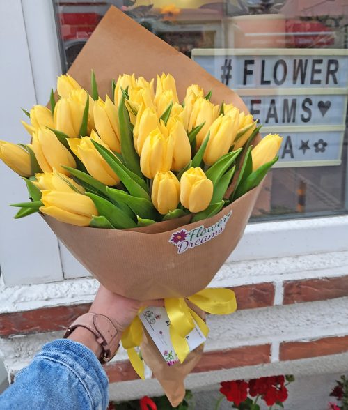 Букет от жълти лалета