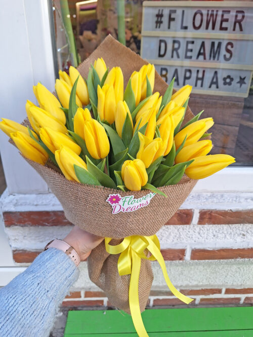 Букет от жълти лалета